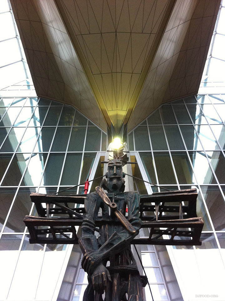 St Peterburg_Airportstatue