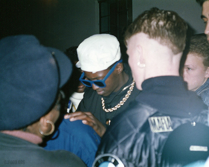 Flav signs autographs